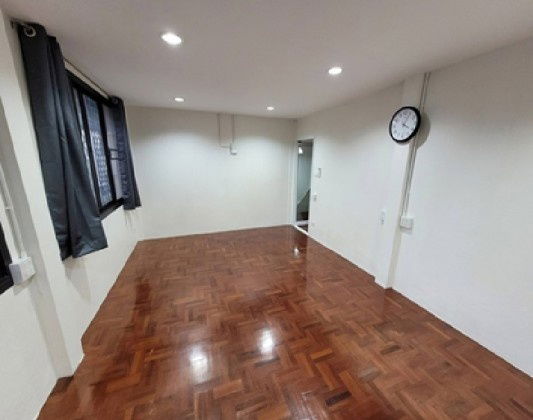 รูป ให้เช่าบ้านเดี่ยว 2 ชั้น ซอยประชาราษฎร์บำเพ็ญ 26 ตกแต่งพร้อม เฟอร์นิเจอร์บางส่วน แอร์ 6 เครื่อง จอดรถ 3 คัน อยู่อาศัย หรือ Home Office - รูปที่ 8/13