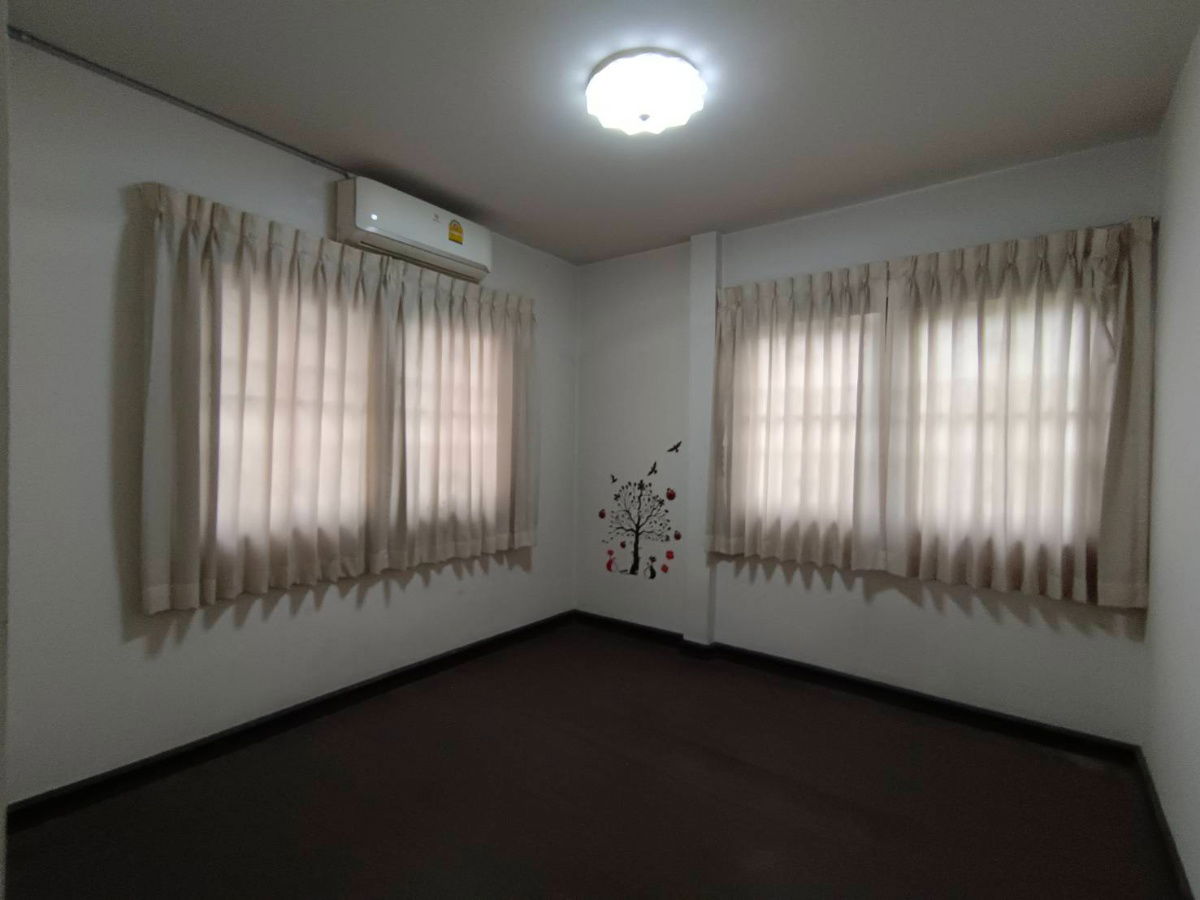 รูป 🏡 ขาย: บ้านเดี่ยวสองชั้น พร้อมออฟฟิศ และที่ดินเปล่า ทำเลทองในนนทบุรี! - รูปที่ 18/22