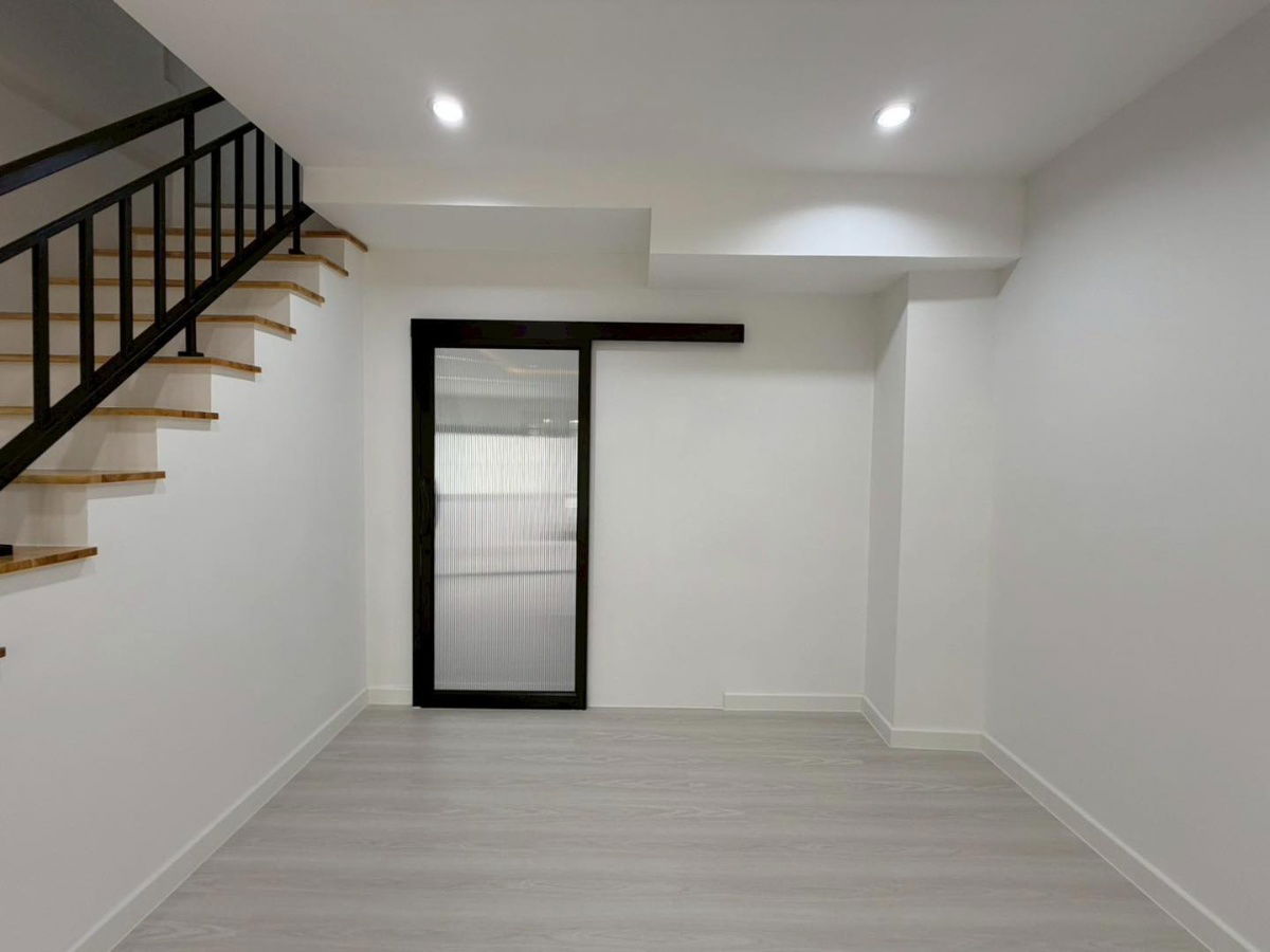 picture ✨ For sale: Large 3-story townhouse, completely renovated with premium materials. Free transfer fee‼️ 🎓 Satriwitthaya 2 School - 13/37