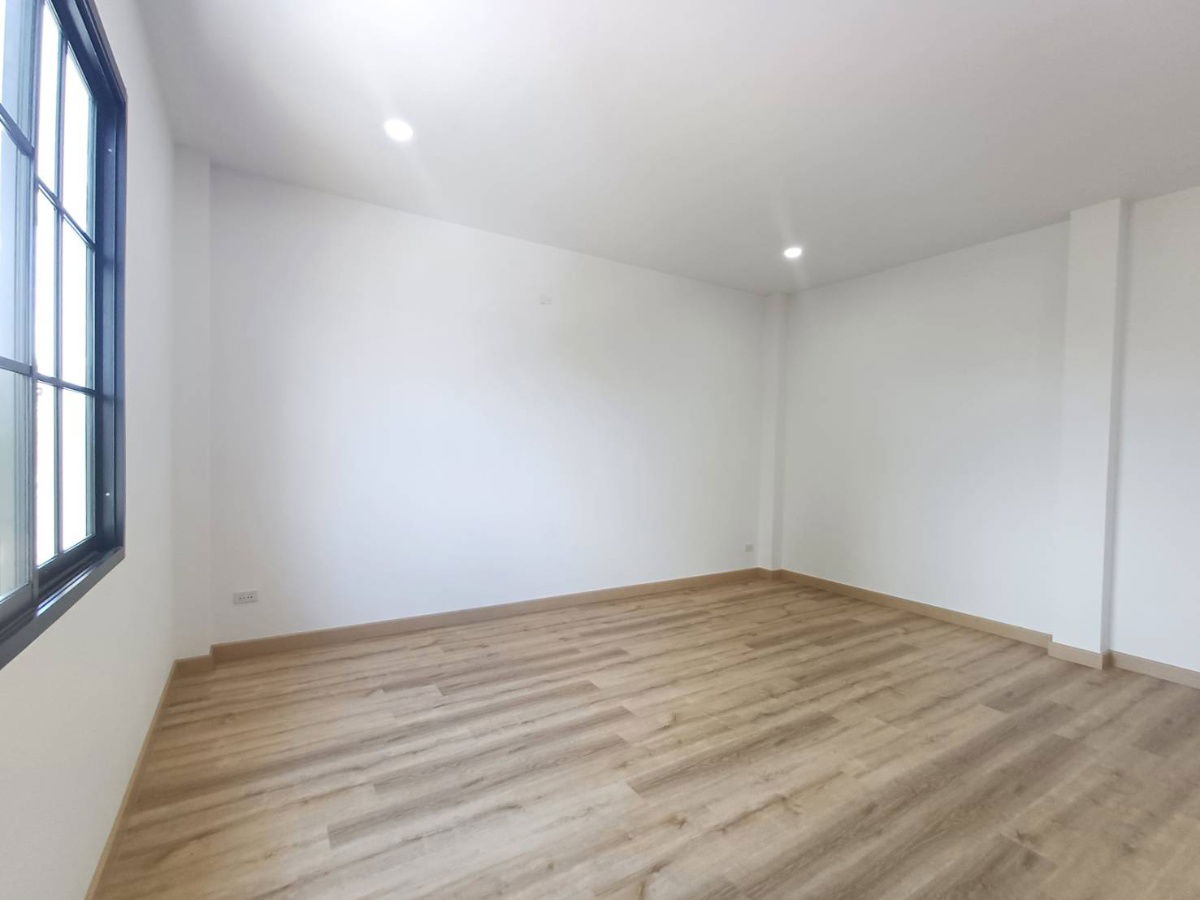 รูป ให้เช่าบ้านเดี่ยวสองชั้น 5 ห้องนอน 4 ห้องน้ำ 1 ห้องครัว 2 ที่จอดรถ - รูปที่ 22/30