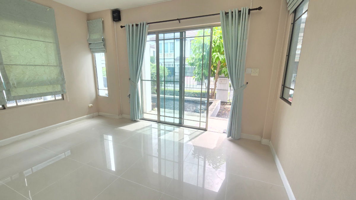 รูป ขายด่วน เจ้าของขายเอง ต่อรองได้ บ้านสวย 2 ชั้น โครงการ มัณฑนา เลค วัชรพล โซนด้านหน้าทะเลสาป สภาพใหม่ สวย ดูแลอย่างดี - รูปที่ 3/32