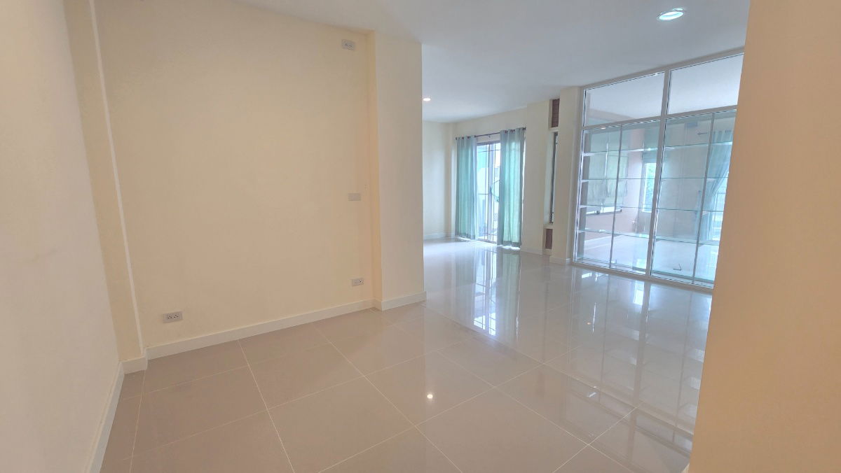 รูป ขายด่วน เจ้าของขายเอง ต่อรองได้ บ้านสวย 2 ชั้น โครงการ มัณฑนา เลค วัชรพล โซนด้านหน้าทะเลสาป สภาพใหม่ สวย ดูแลอย่างดี - รูปที่ 5/32