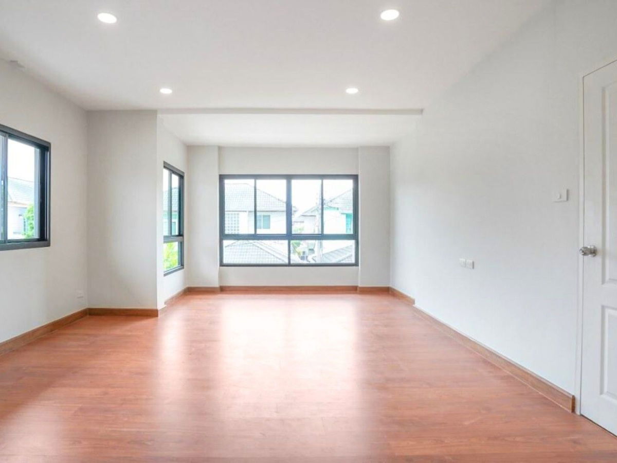 รูป บ้านเดี่ยว 4 ห้องนอน! รีโนเวทใหม่ทั้งระบบ | ติดถนนเมนประชาชื่น | ยิ่งรวยนิเวศน์ - รูปที่ 9/15