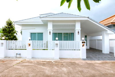 บ้านเดี่ยว ถนนทุ่งกลม-ตาหมัน : ขายเดี่ยวบ้านพัทยา! เดินทางสะดวก อยู่ในหมู่บ้าน มีระบบรักษาความปลอดภัย ใกล้โรงเรียนนานาชาติธารา ตกแต่งเฟอร์นิเจอร์พร้อมอยู่!