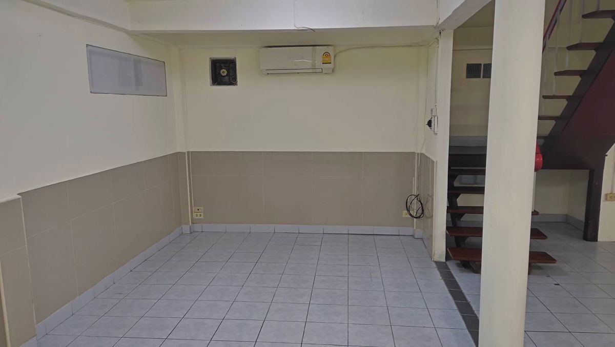 รูป ให้เช่าบ้านเดี่ยว สุทธิสาร–รัชดา เดินไป MRT สุทธิสารได้ บ้าน 2 ชั้น 4 ห้องนอน 2 ห้องน้ำ พื้นที่ 50 ตร.วา  จอดรถในบ้านได้ 3 คัน บ้านเปล่า  - รูปที่ 8/29