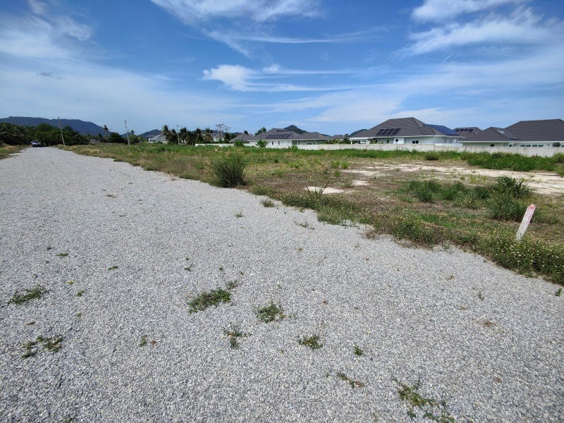 รูป ขายที่ดิน 1 ไร่ เหมาะกับการสร้างบ้าน ทำเลดี ใกล้สนามกอล์ฟแบล็คเมาน์เทน - รูปที่ 1/12