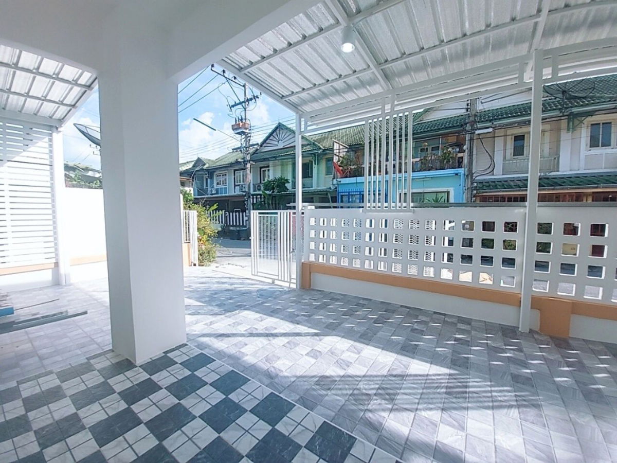 รูป บ้านแฝดรีโนเวทใหม่ พฤกษา12 เพิ่มพื้นที่ใช้สอย 5 ห้องนอน ต่อเติมห้องครัวกว้างมาก จอดรถยนต์ได้ 2 คัน เหมาะสำหรับครอบครัวที่มีสมาชิกหลายคน - รูปที่ 2/16