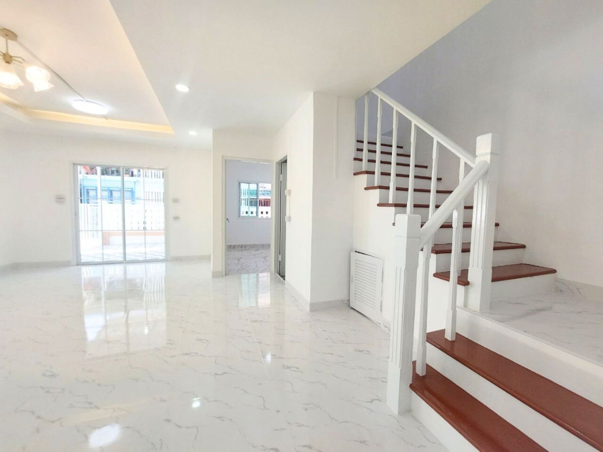 รูป บ้านแฝดรีโนเวทใหม่ พฤกษา12 เพิ่มพื้นที่ใช้สอย 5 ห้องนอน ต่อเติมห้องครัวกว้างมาก จอดรถยนต์ได้ 2 คัน เหมาะสำหรับครอบครัวที่มีสมาชิกหลายคน - รูปที่ 7/16