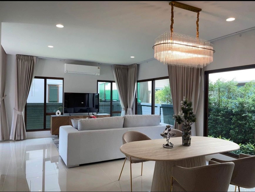 รูป uxury Home for Rent – Burasiri Krungthep Kreetha บ้านเดี่ยวหรู ตกแต่งเฟอร์ครบ พร้อมเข้าอยู่ ทำเลกรุงเทพกรีฑา ใกล้โรงเรียนนานาชาติ เหมาะสำหรับครอบครัว - รูปที่ 3/19