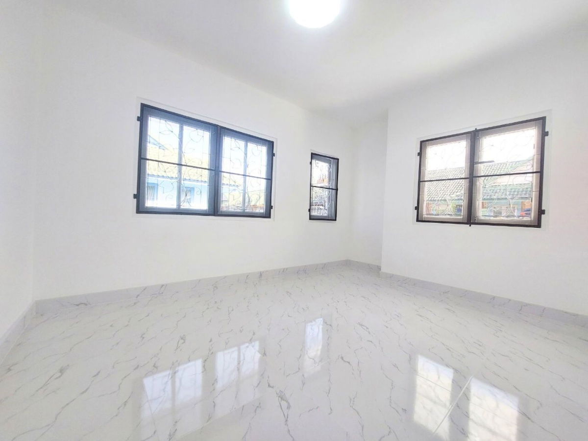 รูป บ้านแฝดรีโนเวทใหม่ พฤกษา12 เพิ่มพื้นที่ใช้สอย 5 ห้องนอน ต่อเติมห้องครัวกว้างมาก จอดรถยนต์ได้ 2 คัน เหมาะสำหรับครอบครัวที่มีสมาชิกหลายคน - รูปที่ 15/16