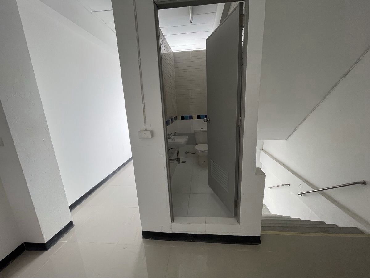 รูป ขายอาคารพาณิชย์ 4 ชั้น 5 คูหา ที่ดิน 100 ตร.วา ใกล้สุขุมวิท เดินทางง่าย  - รูปที่ 16/17