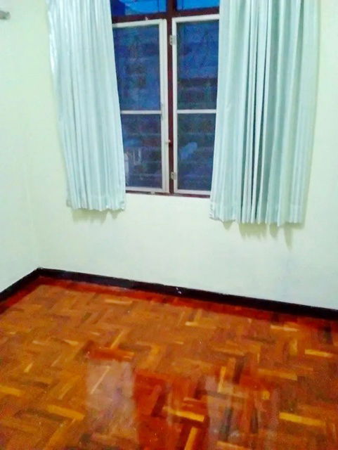 รูป ตลาดสวนลุมไนท์บาซาร์ 1.3 กม. รัชดา MRT ภาวนา 600 ม. รร.นานาชาติโอ๊คเบอรี 650 ม.ให้เช่าบ้านทาวน์เฮ้าส์ 2 ชั้น - รูปที่ 5/8