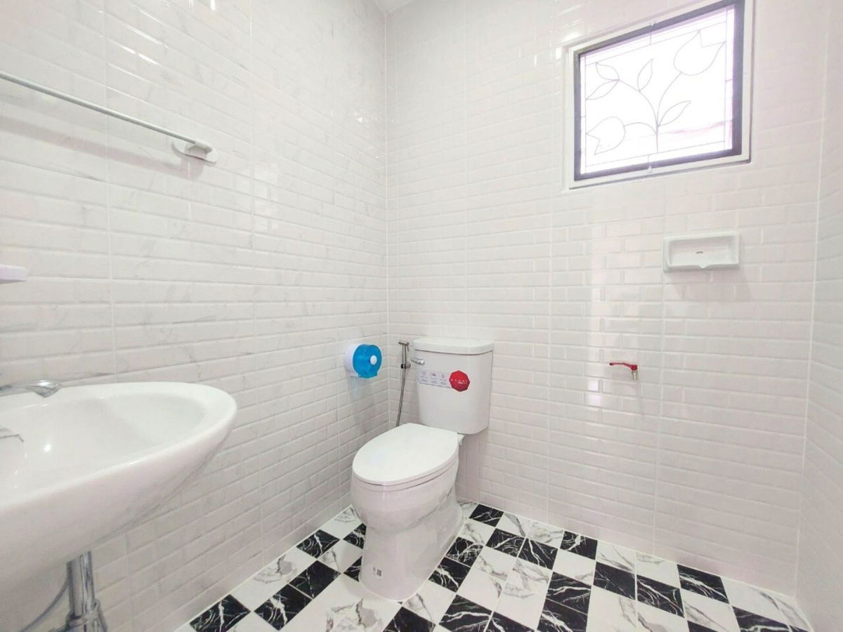 รูป บ้านแฝดรีโนเวทใหม่ พฤกษา12 เพิ่มพื้นที่ใช้สอย 5 ห้องนอน ต่อเติมห้องครัวกว้างมาก จอดรถยนต์ได้ 2 คัน เหมาะสำหรับครอบครัวที่มีสมาชิกหลายคน - รูปที่ 16/16