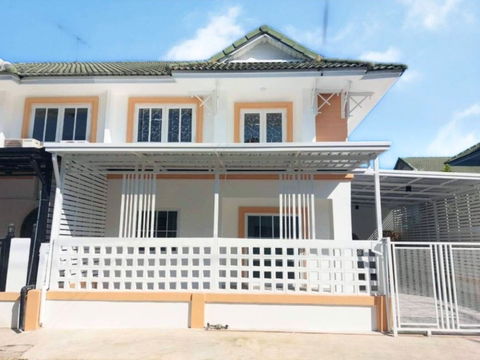 บ้านแฝดรีโนเวทใหม่ พฤกษา12 เพิ่มพื้นที่ใช้สอย 5 ห้องนอน ต่อเติมห้องครัวกว้างมาก จอดรถยนต์ได้ 2 คัน เหมาะสำหรับครอบครัวที่มีสมาชิกหลายคน