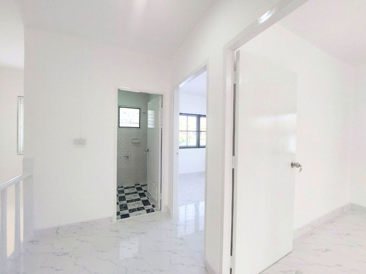 รูป บ้านแฝดรีโนเวทใหม่ พฤกษา12 เพิ่มพื้นที่ใช้สอย 5 ห้องนอน ต่อเติมห้องครัวกว้างมาก จอดรถยนต์ได้ 2 คัน เหมาะสำหรับครอบครัวที่มีสมาชิกหลายคน - รูปที่ 13/16