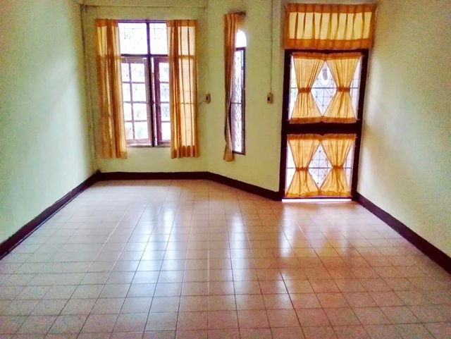 รูป ตลาดสวนลุมไนท์บาซาร์ 1.3 กม. รัชดา MRT ภาวนา 600 ม. รร.นานาชาติโอ๊คเบอรี 650 ม.ให้เช่าบ้านทาวน์เฮ้าส์ 2 ชั้น - รูปที่ 2/8