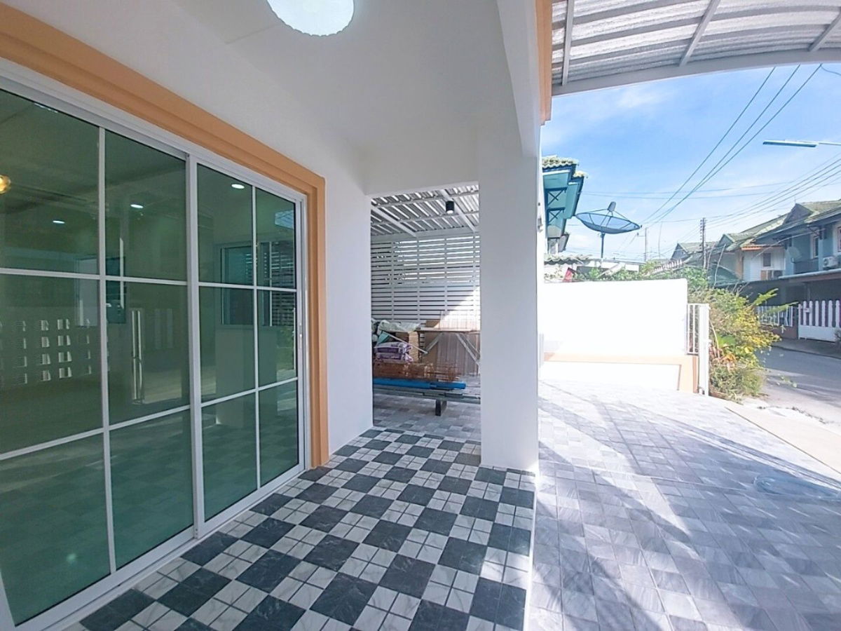 รูป บ้านแฝดรีโนเวทใหม่ พฤกษา12 เพิ่มพื้นที่ใช้สอย 5 ห้องนอน ต่อเติมห้องครัวกว้างมาก จอดรถยนต์ได้ 2 คัน เหมาะสำหรับครอบครัวที่มีสมาชิกหลายคน - รูปที่ 3/16