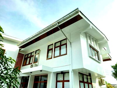 เช่าบ้านเดี่ยว สถานีรถไฟฟ้าจตุจักร : ถ.ประชาชื่น25 MRTบางซื่อ รพ.เกษมราษฎร์ 900 ม.ให้เช่าบ้าน 2 ชั้นหลังใหญ่ 7น้ำ 90 ตร.ว. 300ตร.ม. Airbnbรัชดา 6นอน ม.เซ็นจอห์น 2.3 กม.