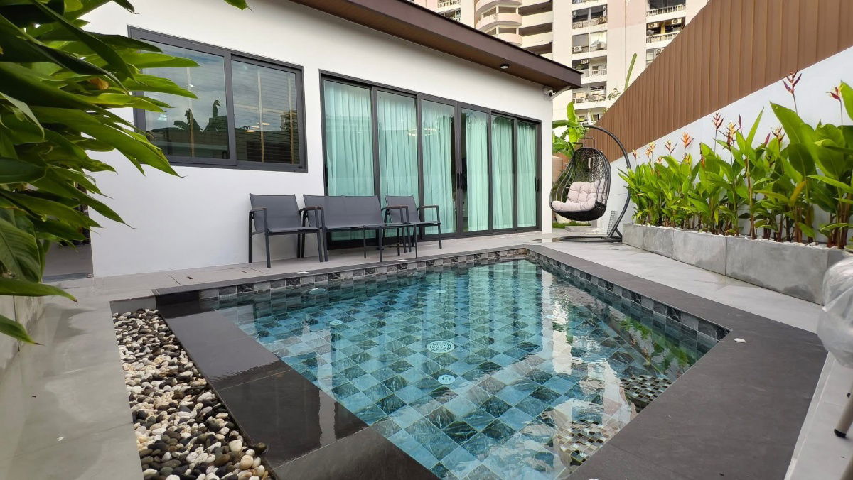 รูป ขายบ้านเดี่ยว พร้อมสระว่ายน้ำ รวมเฟอร์นิเจอร์และเครืองใช้ไฟฟ้า - ใจกลางเมืองพัทยา ซอยเฉลิมพระเกียรติ - รูปที่ 1/37