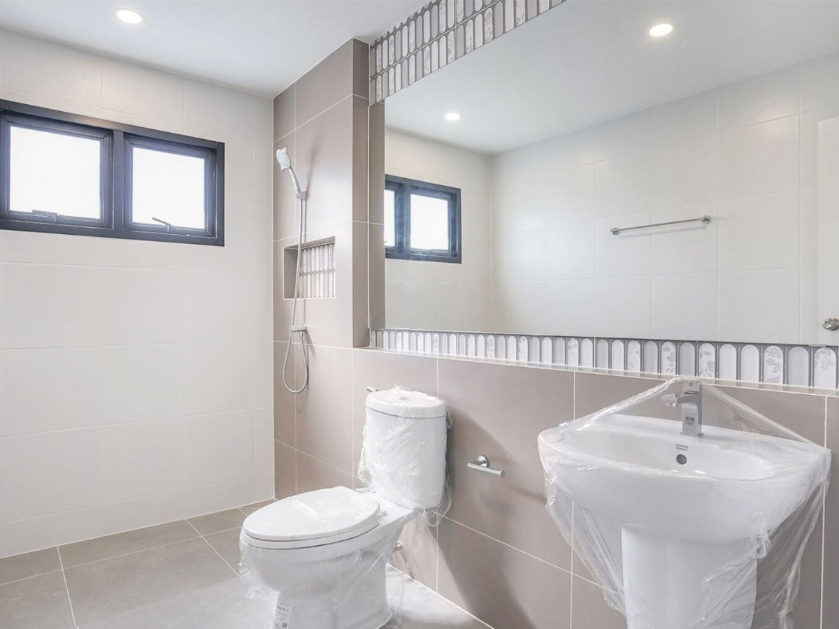 รูป "ความสุขเริ่มต้นที่บ้านเดี่ยว โครงการคุณภาพ เมืองเอก 8 พิเศษด้วยสระว่ายน้ำส่วนตัว หันหน้าทิศใต้ รับลมเย็นสบายตลอดปี!" - รูปที่ 10/17