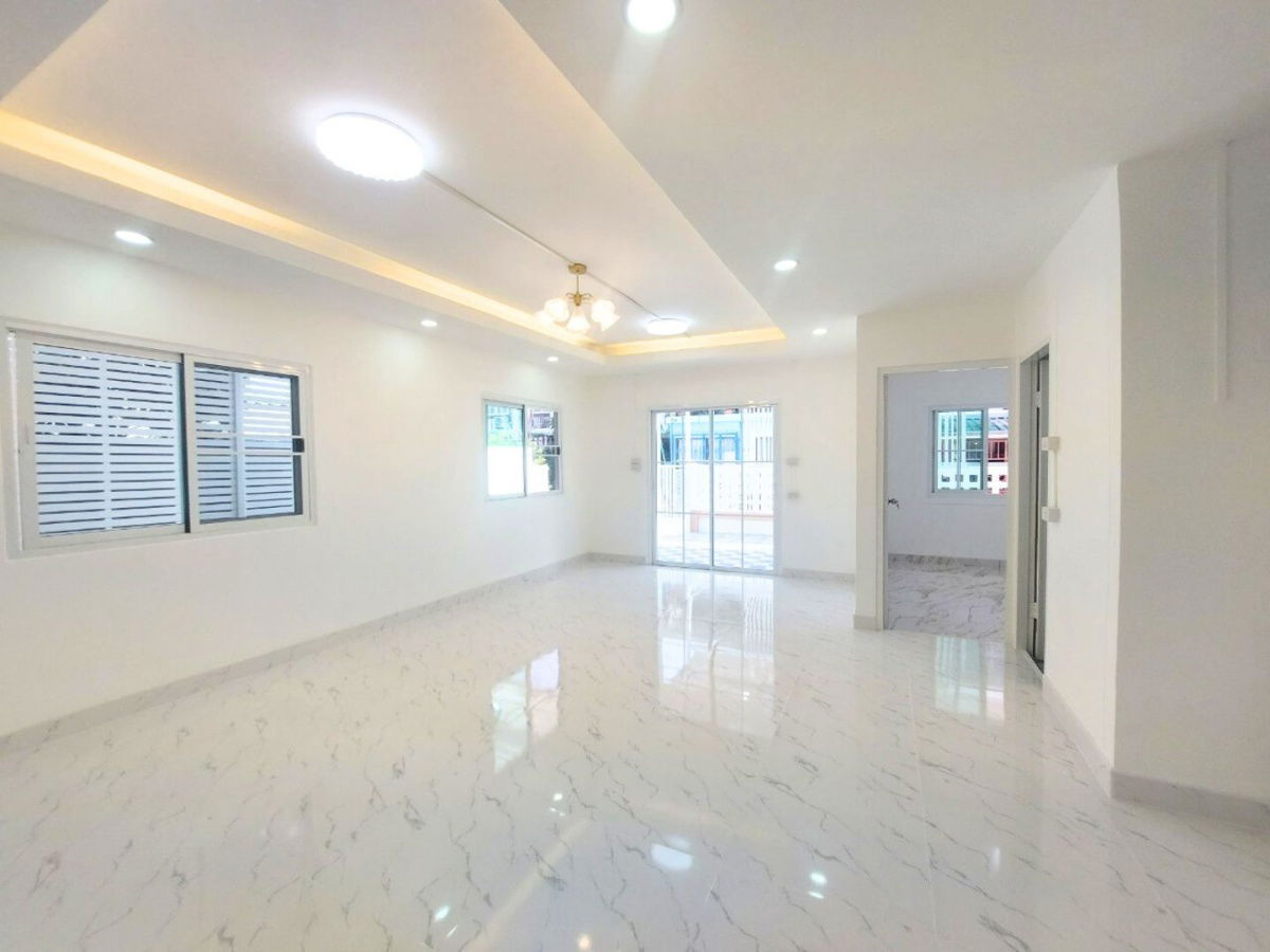 รูป บ้านแฝดรีโนเวทใหม่ พฤกษา12 เพิ่มพื้นที่ใช้สอย 5 ห้องนอน ต่อเติมห้องครัวกว้างมาก จอดรถยนต์ได้ 2 คัน เหมาะสำหรับครอบครัวที่มีสมาชิกหลายคน - รูปที่ 6/16