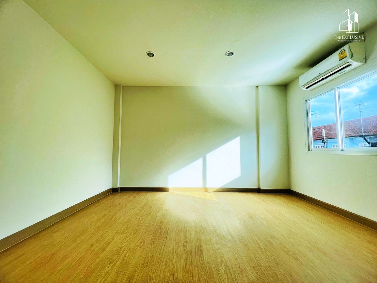 รูป 🔥 ขายทาวน์เฮ้าส์รีโนเวทใหม่ บัวทอง 4 🏡✨ พร้อมเข้าอยู่ ราคาถูกกว่าประเมิน! - รูปที่ 10/11