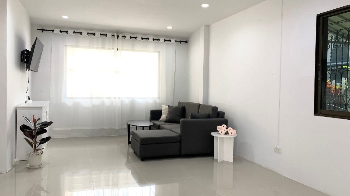 รูป ให้เช่า บ้านรีโนเวทใหม่ ในหมู่บ้าน J.C garden ville 3 ห้องนอน พื้นที่ 120 ตรม. - รูปที่ 2/11