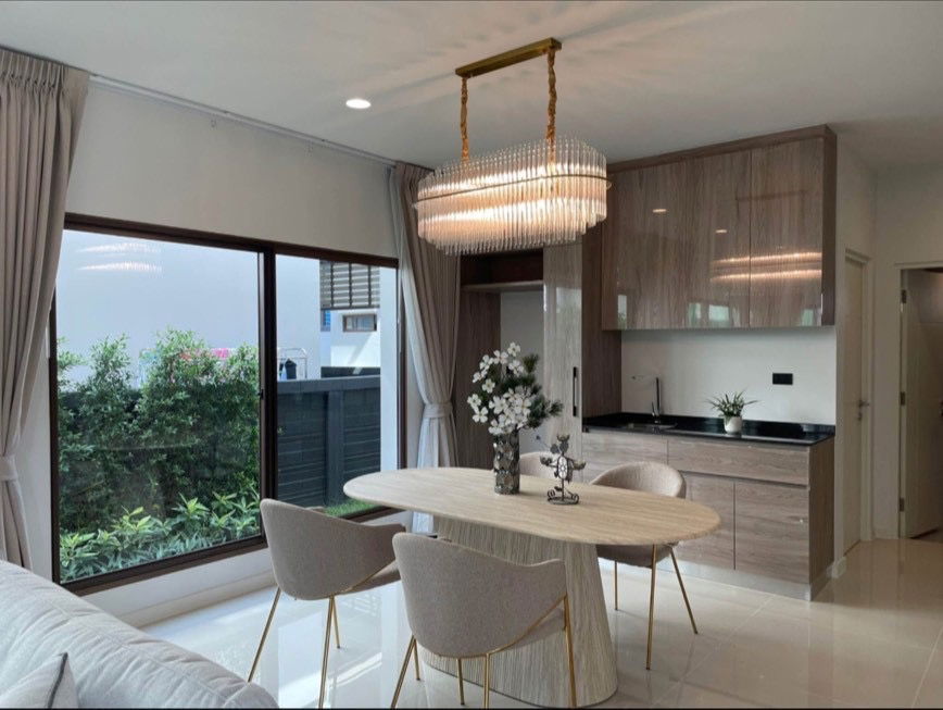 รูป uxury Home for Rent – Burasiri Krungthep Kreetha บ้านเดี่ยวหรู ตกแต่งเฟอร์ครบ พร้อมเข้าอยู่ ทำเลกรุงเทพกรีฑา ใกล้โรงเรียนนานาชาติ เหมาะสำหรับครอบครัว - รูปที่ 4/19