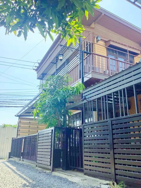 รูป MRTแยกลำสาลี 800 ม. กรุงเทพกรีฑา5-7-9 บ้านเดี่ยว 2 ชั้นหลังมุม 40 ตร.วา. 160 ตร.ม. 4 นอน 3 น้ำ พร้อมเฟอร์ฯ . รร.นานาชาติเวลลิงตัน 2.6 กม - รูปที่ 1/8