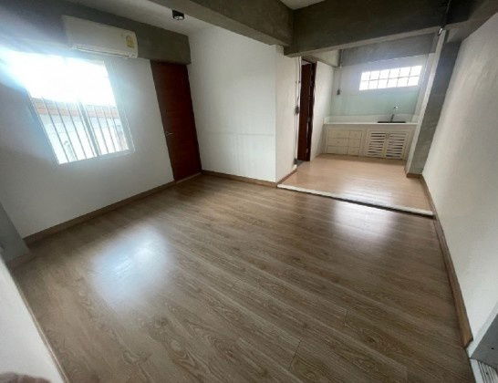 รูป ให้เช่าอาคารสำนักงาน 4.5 ชั้น มีลิฟท์ขนสินค้า ซอยพระราม 9 ซอย 43 พื้นที่ใช้สอยกว่า 900 ตารางเมตร - รูปที่ 8/12