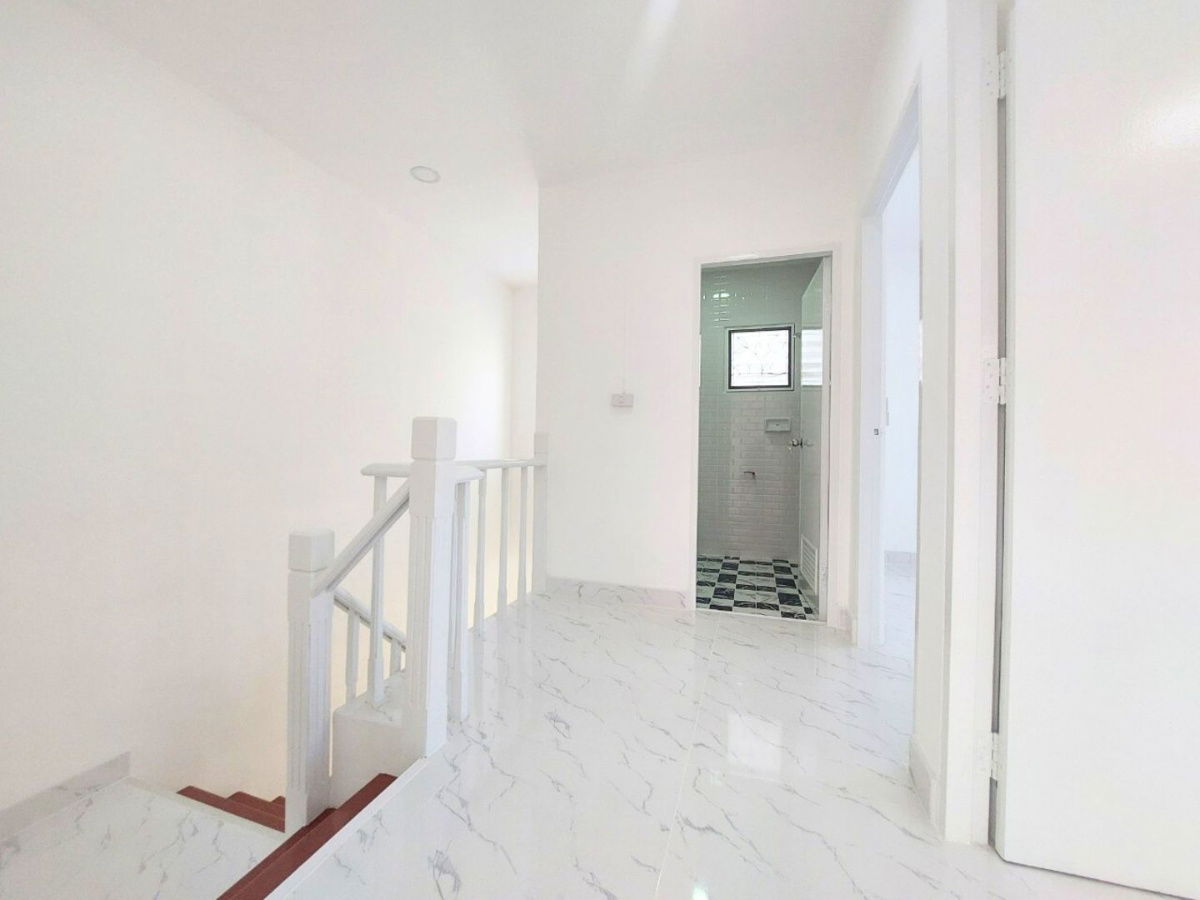 รูป บ้านแฝดรีโนเวทใหม่ พฤกษา12 เพิ่มพื้นที่ใช้สอย 5 ห้องนอน ต่อเติมห้องครัวกว้างมาก จอดรถยนต์ได้ 2 คัน เหมาะสำหรับครอบครัวที่มีสมาชิกหลายคน - รูปที่ 14/16