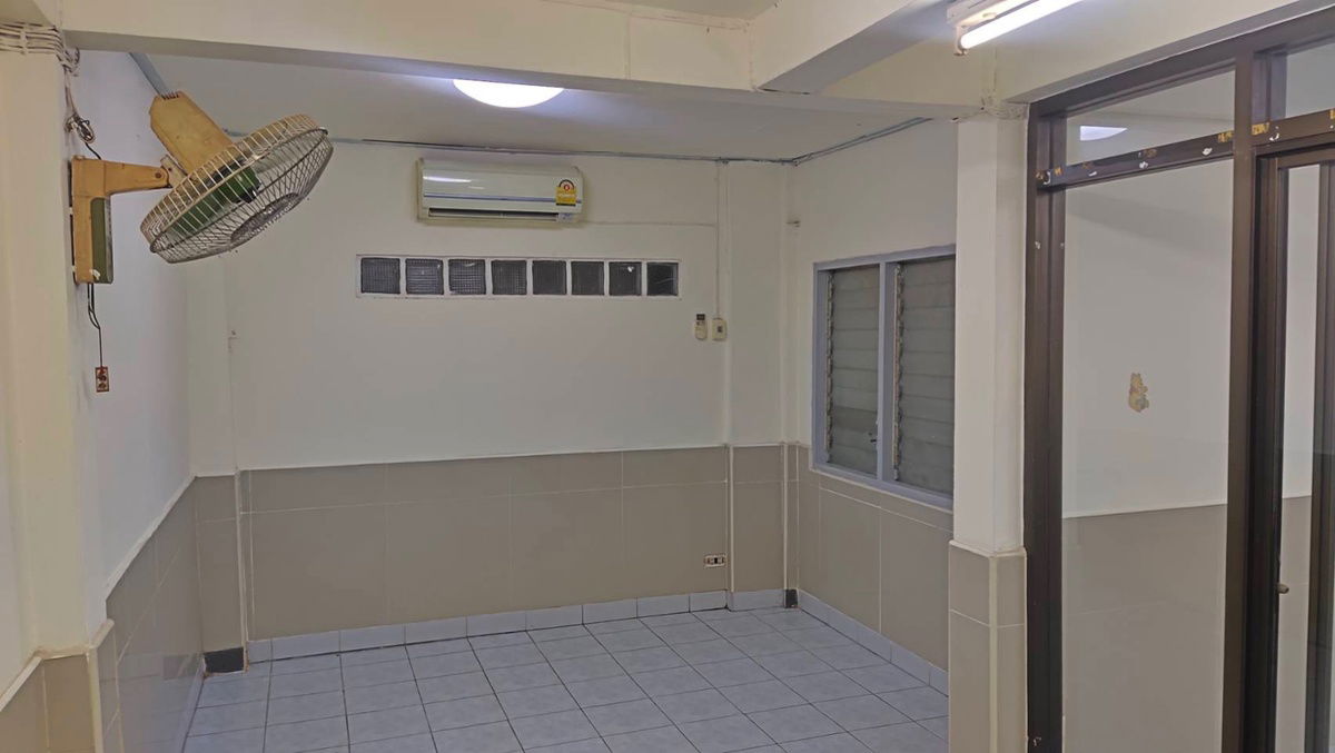 รูป ให้เช่าบ้านเดี่ยว สุทธิสาร–รัชดา เดินไป MRT สุทธิสารได้ บ้าน 2 ชั้น 4 ห้องนอน 2 ห้องน้ำ พื้นที่ 50 ตร.วา  จอดรถในบ้านได้ 3 คัน บ้านเปล่า  - รูปที่ 12/29