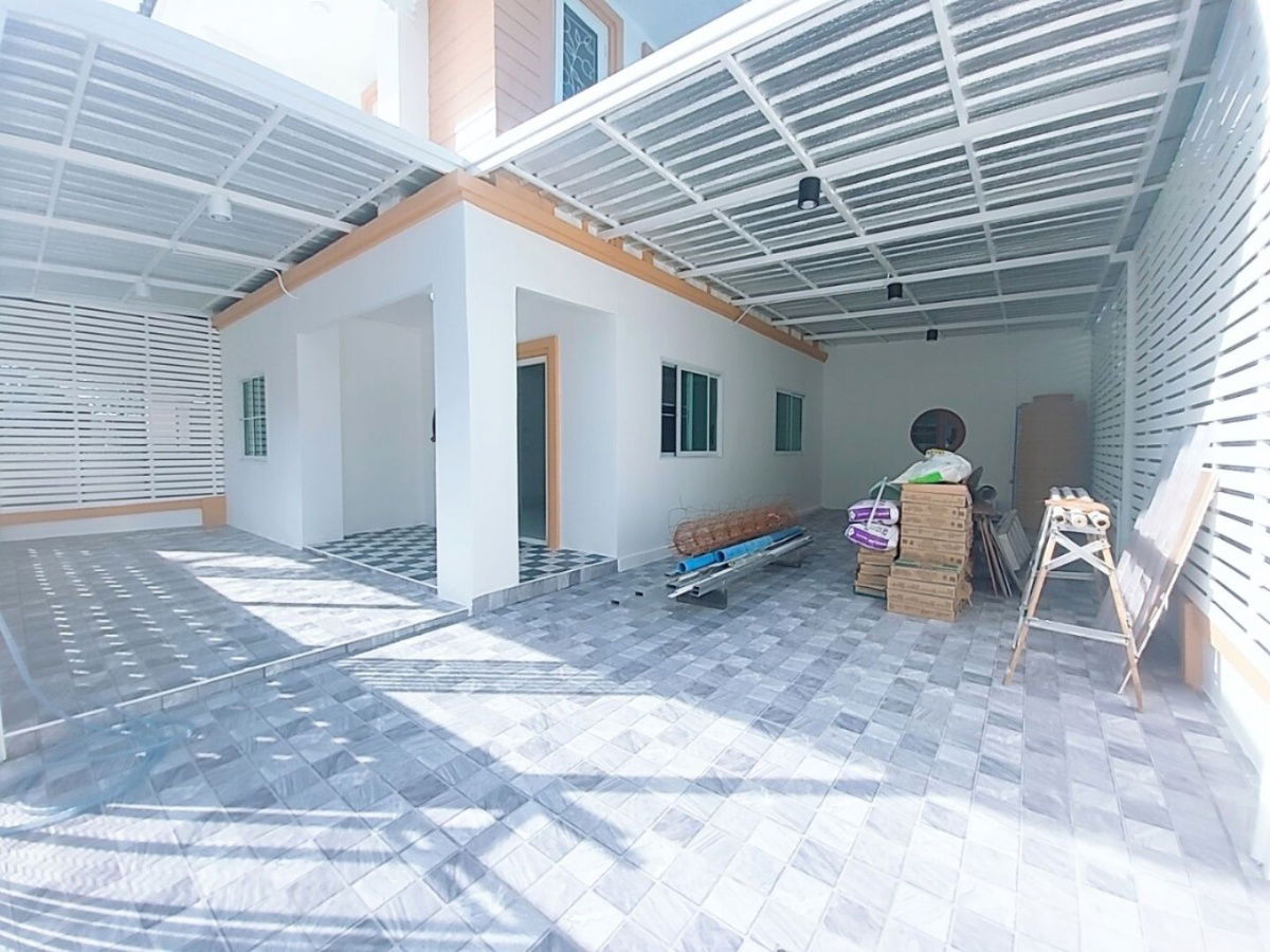 รูป บ้านแฝดรีโนเวทใหม่ พฤกษา12 เพิ่มพื้นที่ใช้สอย 5 ห้องนอน ต่อเติมห้องครัวกว้างมาก จอดรถยนต์ได้ 2 คัน เหมาะสำหรับครอบครัวที่มีสมาชิกหลายคน - รูปที่ 4/16