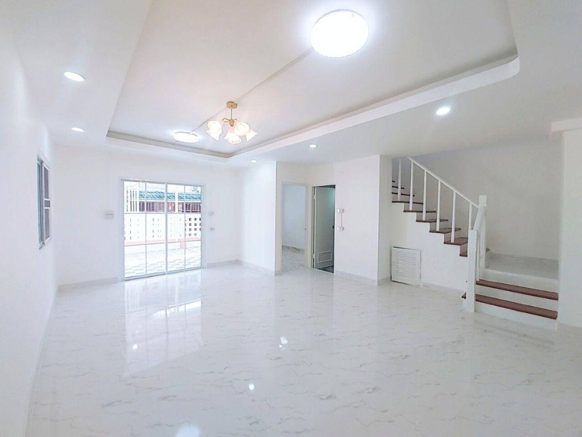 รูป บ้านแฝดรีโนเวทใหม่ พฤกษา12 เพิ่มพื้นที่ใช้สอย 5 ห้องนอน ต่อเติมห้องครัวกว้างมาก จอดรถยนต์ได้ 2 คัน เหมาะสำหรับครอบครัวที่มีสมาชิกหลายคน - รูปที่ 5/16