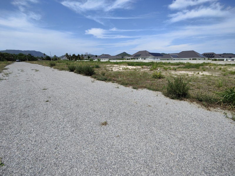 รูป ขายที่ดิน 1-0-0 ไร่ เป็นแปลงสร้างบ้านชั้นเยี่ยม ใกล้สนามกอล์ฟแบล็คเมาน์เทน - รูปที่ 2/14