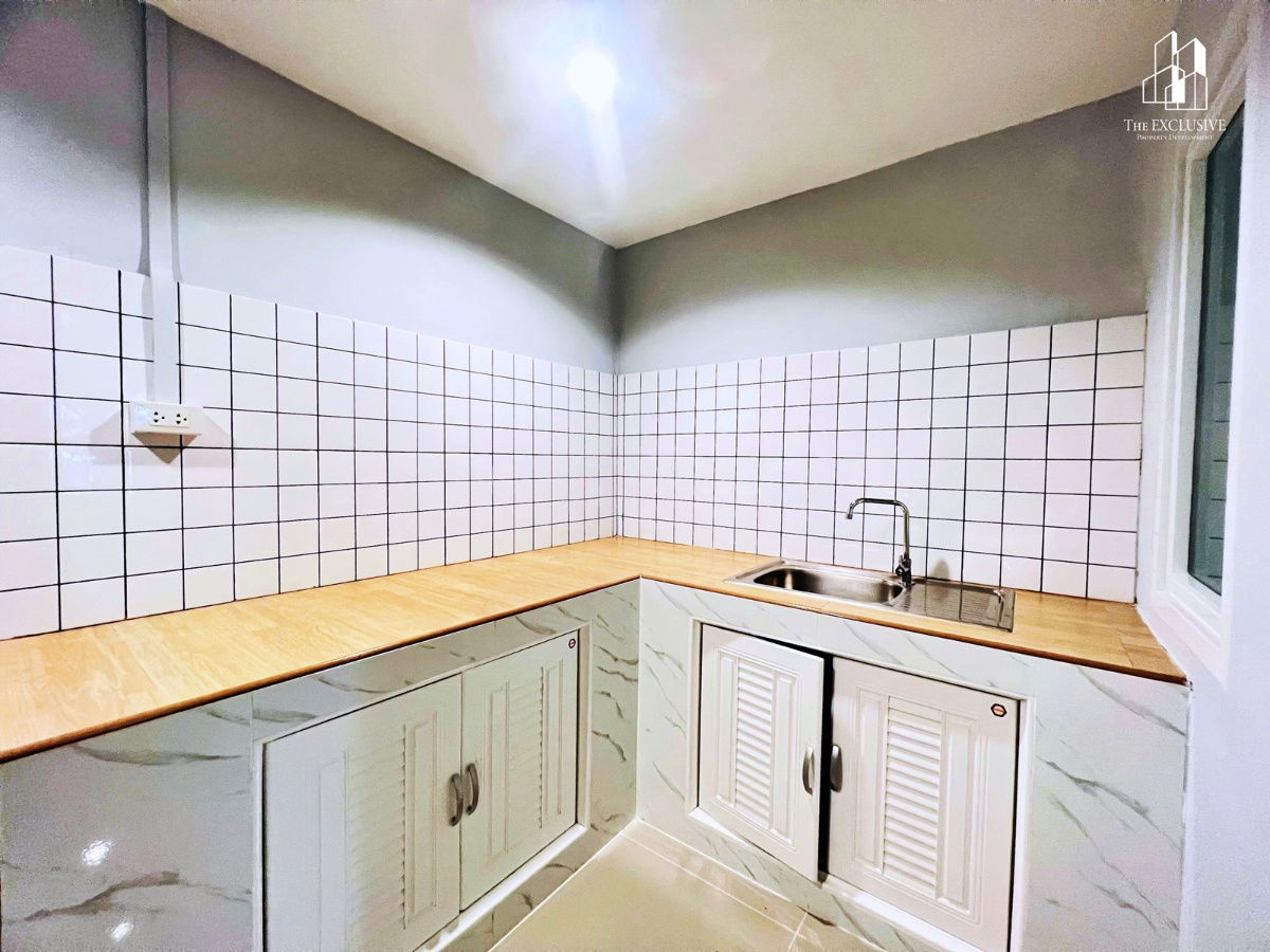 รูป 🔥 ขายทาวน์เฮ้าส์รีโนเวทใหม่ บัวทอง 4 🏡✨ พร้อมเข้าอยู่ ราคาถูกกว่าประเมิน! - รูปที่ 9/11