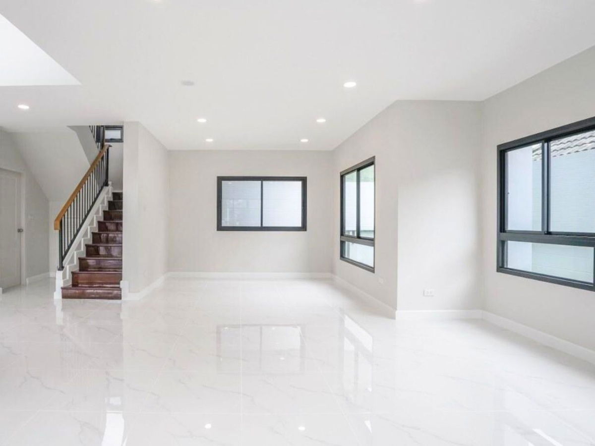 รูป บ้านเดี่ยว 4 ห้องนอน! รีโนเวทใหม่ทั้งระบบ | ติดถนนเมนประชาชื่น | ยิ่งรวยนิเวศน์ - รูปที่ 3/15