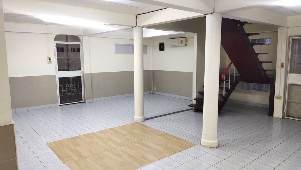 รูป ให้เช่าบ้านเดี่ยว สุทธิสาร–รัชดา เดินไป MRT สุทธิสารได้ บ้าน 2 ชั้น 4 ห้องนอน 2 ห้องน้ำ พื้นที่ 50 ตร.วา  จอดรถในบ้านได้ 3 คัน บ้านเปล่า  - รูปที่ 6/29