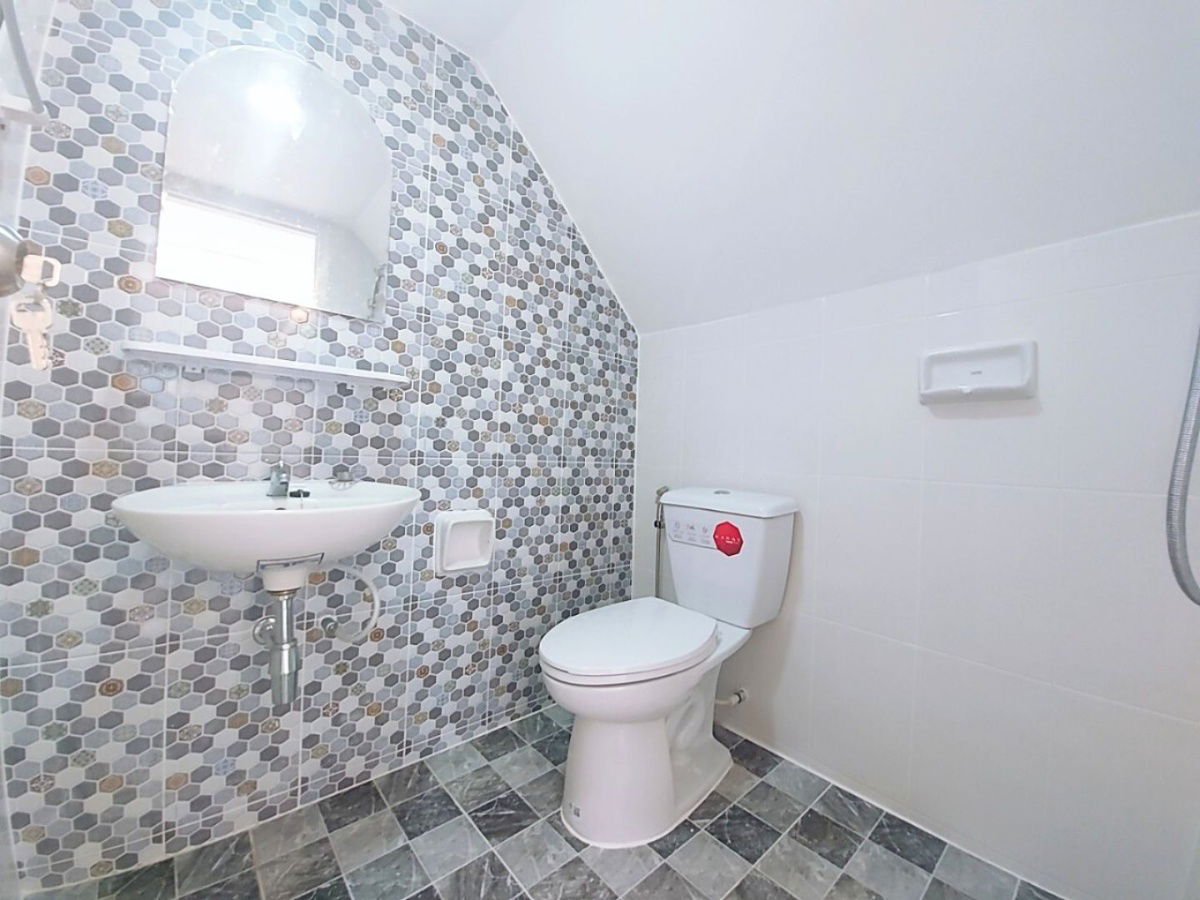 รูป บ้านแฝดรีโนเวทใหม่ พฤกษา12 เพิ่มพื้นที่ใช้สอย 5 ห้องนอน ต่อเติมห้องครัวกว้างมาก จอดรถยนต์ได้ 2 คัน เหมาะสำหรับครอบครัวที่มีสมาชิกหลายคน - รูปที่ 8/16