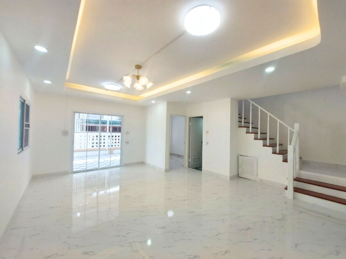 รูป บ้านแฝดรีโนเวทใหม่ พฤกษา12 เพิ่มพื้นที่ใช้สอย 5 ห้องนอน ต่อเติมห้องครัวกว้างมาก จอดรถยนต์ได้ 2 คัน เหมาะสำหรับครอบครัวที่มีสมาชิกหลายคน - รูปที่ 12/16