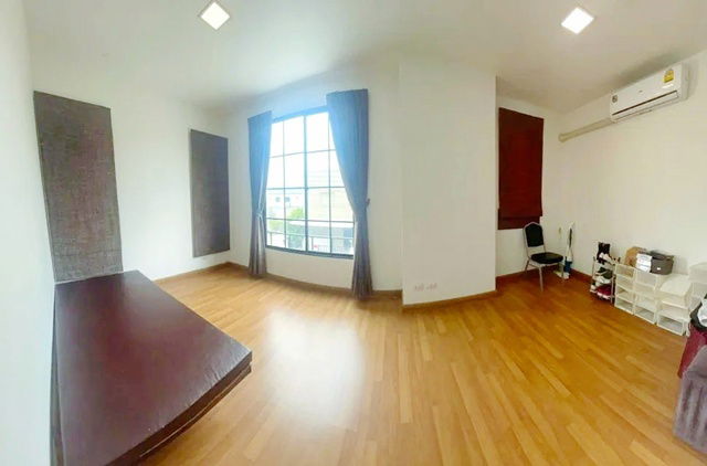 รูป พร้อมโกดัง หัวมุม 3 นอน ถ.กิ่งแก้ว ลาดกระบัง ARL สุวรรณภูมิ 4.1 กม. รพ.สิรินธร 2 กม.ให้เช่าทาวน์เฮ้าส์ 2 ชั้น2น้ำ 39 ตร.วา. 310 ตร.ม. - รูปที่ 2/8