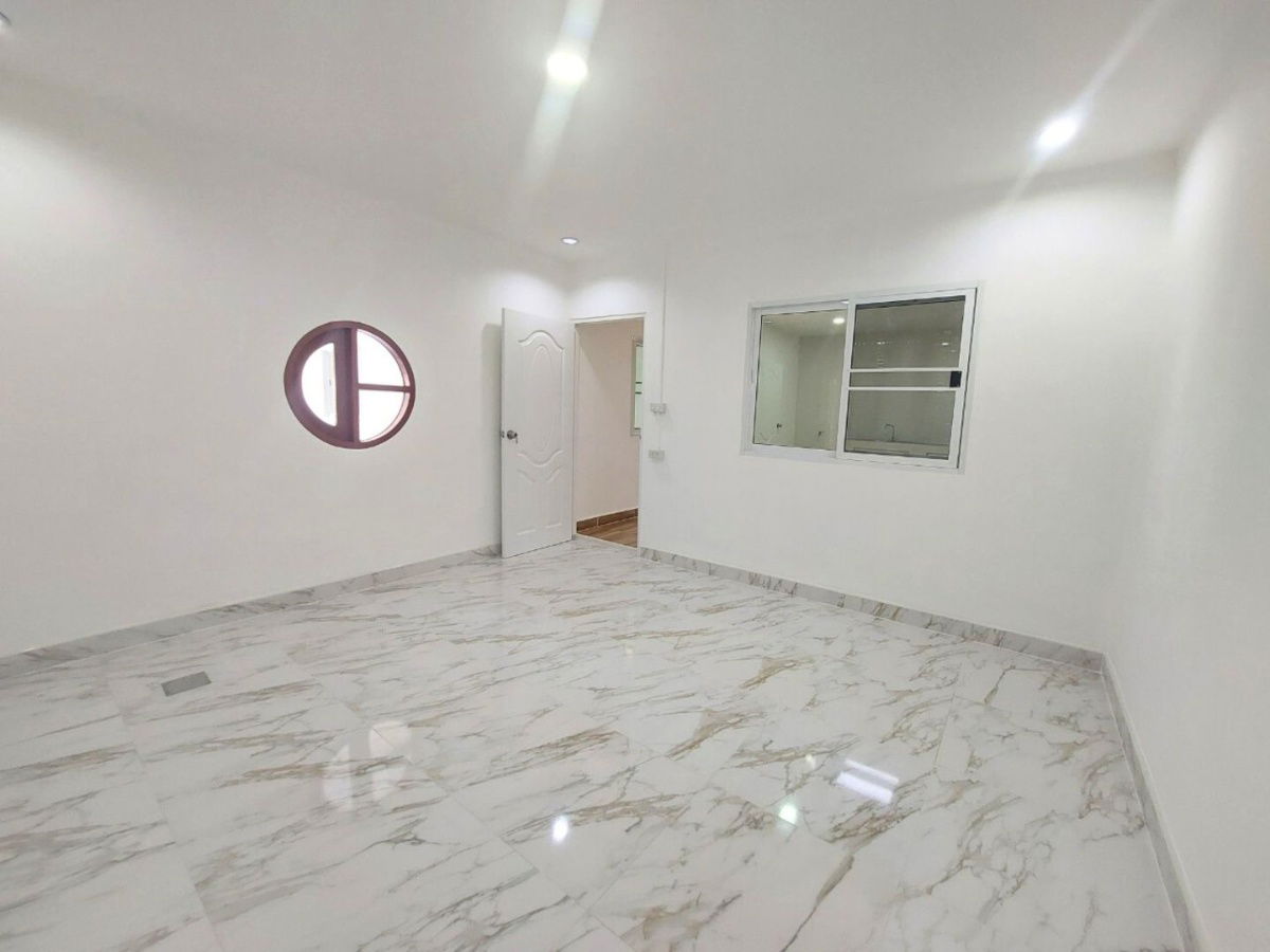 รูป บ้านแฝดรีโนเวทใหม่ พฤกษา12 เพิ่มพื้นที่ใช้สอย 5 ห้องนอน ต่อเติมห้องครัวกว้างมาก จอดรถยนต์ได้ 2 คัน เหมาะสำหรับครอบครัวที่มีสมาชิกหลายคน - รูปที่ 11/16