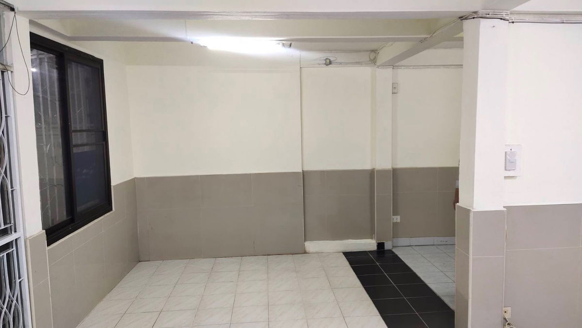 รูป ให้เช่าบ้านเดี่ยว สุทธิสาร–รัชดา เดินไป MRT สุทธิสารได้ บ้าน 2 ชั้น 4 ห้องนอน 2 ห้องน้ำ พื้นที่ 50 ตร.วา  จอดรถในบ้านได้ 3 คัน บ้านเปล่า  - รูปที่ 14/29