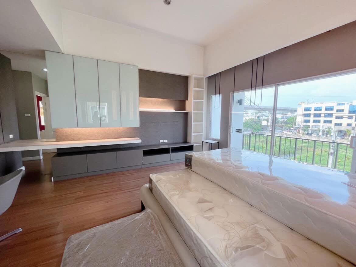 รูป 🏡✨ ให้เช่าด่วน! ทาวน์โฮม 3 ชั้น Nalin Avenue (นลิน อเวนิว) ติดถนนรามคำแหง 💥 3 นอน, Family Room พร้อมเข้าอยู่ ใกล้ MRT สายสีส้ม 🚆 - รูปที่ 4/7