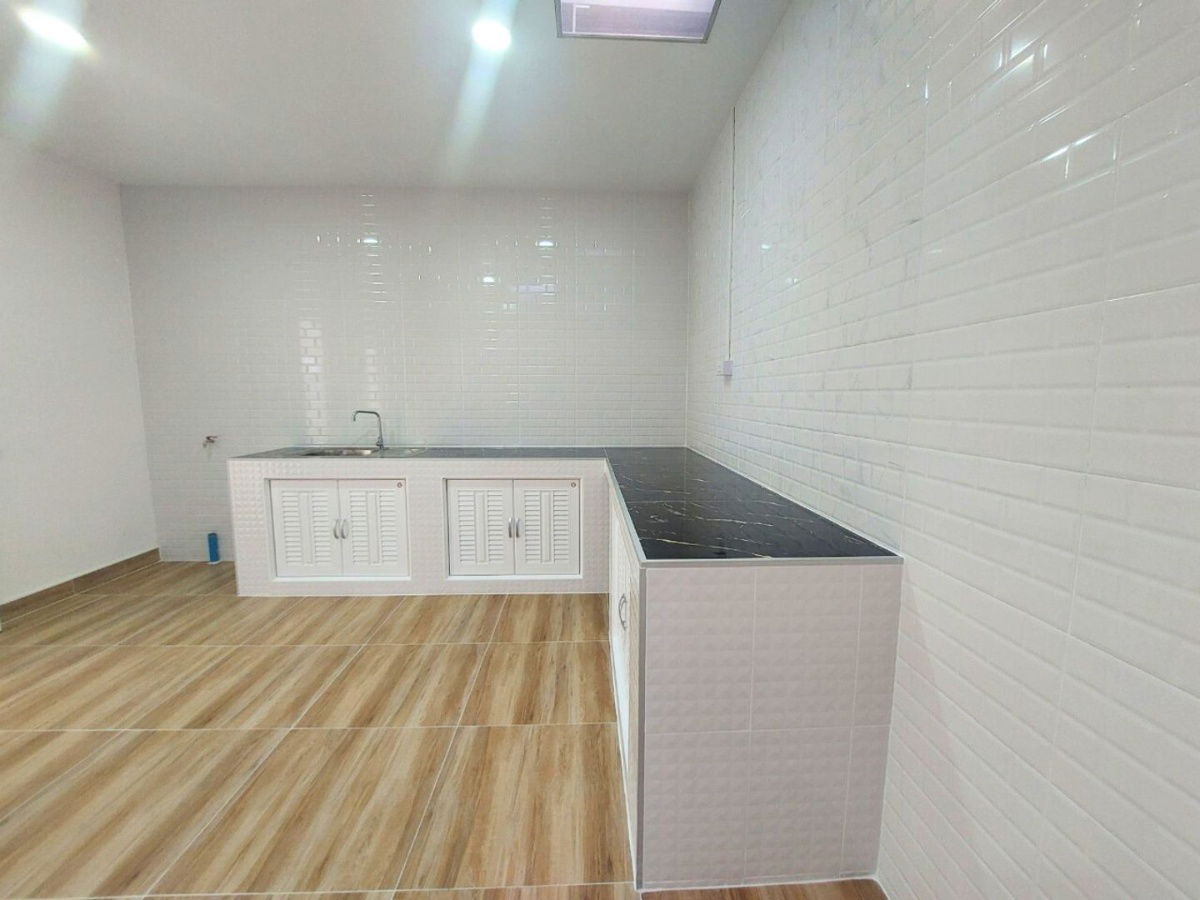 รูป บ้านแฝดรีโนเวทใหม่ พฤกษา12 เพิ่มพื้นที่ใช้สอย 5 ห้องนอน ต่อเติมห้องครัวกว้างมาก จอดรถยนต์ได้ 2 คัน เหมาะสำหรับครอบครัวที่มีสมาชิกหลายคน - รูปที่ 9/16