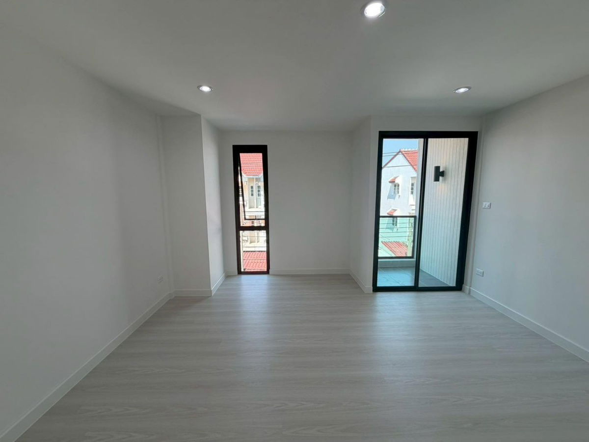 รูป ขายทาวน์โฮม 3 ชั้น ซอยนาคนิวาส 37 แยก 1-8 ขนาดพื้นที่ 22 ตารางวา 4 ห้องนอน 5 ห้องน้ำ ตกแต่งใหม่พร้อมอยู่ - รูปที่ 14/22