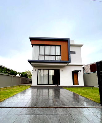 บ้านเดี่ยว ชลบุรี : 3-Storey Pool Villa for Sale in Huay Yai