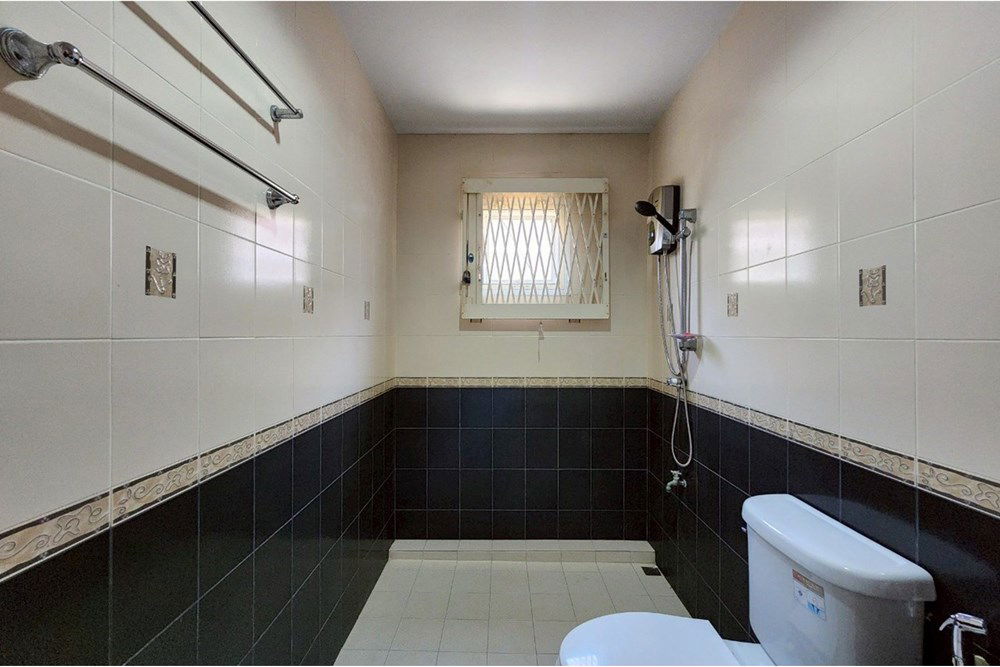 รูป [920611001-399] "บ้านเดี่ยวสัตหีบ ติดถนนสุขุมวิท พร้อมสระว่ายน้ำ" - รูปที่ 29/43