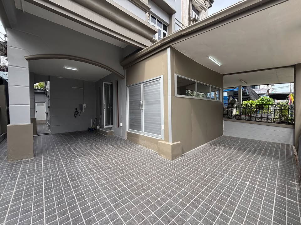 รูป  ให้เช่าบ้านทาวน์โฮม 3 ชั้น 5นอน 5น้ำ ปรับปรุงใหม่ พื้นที่ในบ้านเยอะ เดินไปสถานีรถไฟฟ้ากลันตัน10นาที  - รูปที่ 2/20