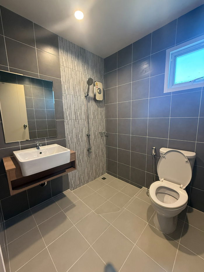 รูป ให้เช่าทาวน์โฮม 3 ชั้น 4 ห้องนอน ห้องน้ำในตัวทุกห้อง ตกแต่งหรู บรรยากาศหมู่บ้านเงียบสงบ - รูปที่ 10/27